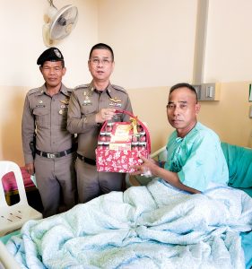 ผู้กำกับลำปลายมาศเยี่ยมผู้ใต้บังคับบัญชาพักรักษาตัวที่โรงพยาบาลลำปลายมาศ